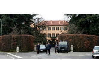 Il ciclone Ruby impazza
Berlusconi: «Sono sereno»